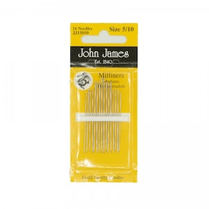 Könnte beinhalten: Eine Packung mit 16 goldenen Millinery-Nadeln der Größe 5/10 von John James, gegründet 1840. Die Verpackung ist gelb mit einem Drachenlogo und dem Text "Finest Quality Needles".