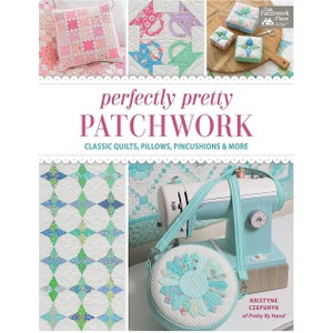 Puede incluir: Un libro titulado "perfectly pretty PATCHWORK" con un subtítulo "CLASSIC QUILTS, PILLOWS, PINCUSHIONS & MORE" de KRISTYNE CZEPURYK de Pretty By Hand. La portada presenta una variedad de colchas, almohadas y alfileteros de patchwork en una gama de colores azul, verde y rosa.