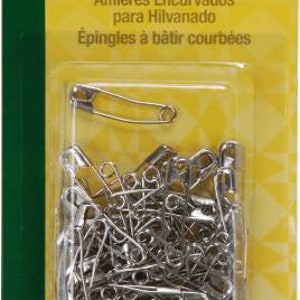 Puede incluir: Un paquete de 50 alfileres curvos para hilvanar de acero niquelado, tamaño 1 11/16 pulgadas. El paquete es amarillo con detalles verdes y el texto "Dritz Quilting" y "50 Curved Basting Pins".