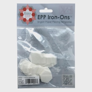 Pode incluir: Um pacote de modelos EPP Iron-Ons para English Paper Piecing. O pacote contém modelos de papel branco em forma de hexágono. A embalagem tem o texto "Easy EPP" e "EPP Iron-Ons". Os modelos medem 1,27 cm.