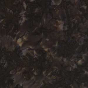 以下が含まれることがあります： 暗くまだら模様の抽象的なテキスタイルパターン。濃い茶色、黒、明るいタンとグレーのヒントが混ざり合い、質感のある有機的な外観を作り出しています。生地はタイダイまたは大理石模様の効果があるように見えます。