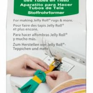 Op de afbeelding: Een Clover stoffen buizenmaker in een witte verpakking met groene accenten. De verpakking toont de productnaam, modelnummer 4022 en een illustratie van het gereedschap dat wordt gebruikt met een naaimachine om een stoffen kleed te maken.