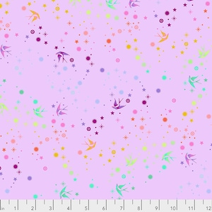 Può includere: Un tessuto lilla chiaro con un motivo ripetuto di rondini, stelle e cerchi colorati. Le rondini sono in tonalità di viola, arancione e verde. Le stelle e i cerchi sono in vari colori, tra cui viola, arancione, giallo e verde. Il tessuto ha un aspetto stravagante e sognante.