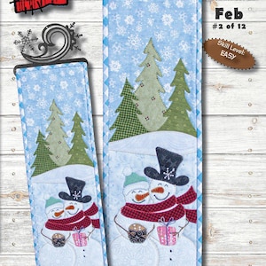 Könnte beinhalten: Snow Much Love, eine monatliche Serie von Mini-Quilt-Mustern, die eine Winterszene mit zwei Schneemännern zeigt, die Geschenke halten. Das Muster trägt den Titel "Feb" und ist Nummer 2 von 12 in der Serie. Der Schwierigkeitsgrad ist leicht. Der Quilt misst 15 cm x 51 cm.