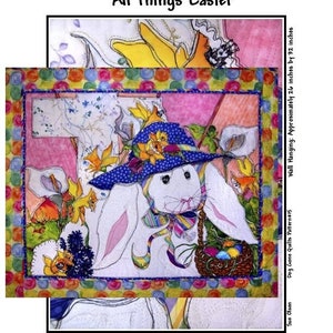 Puede incluir: Un edredón de pared colorido con temática de Pascua. El edredón presenta un conejito blanco con un sombrero azul y una cesta de huevos de Pascua. El texto "All Things Easter" está en la parte superior. El tapiz de pared mide aproximadamente 66 cm por 81 cm.