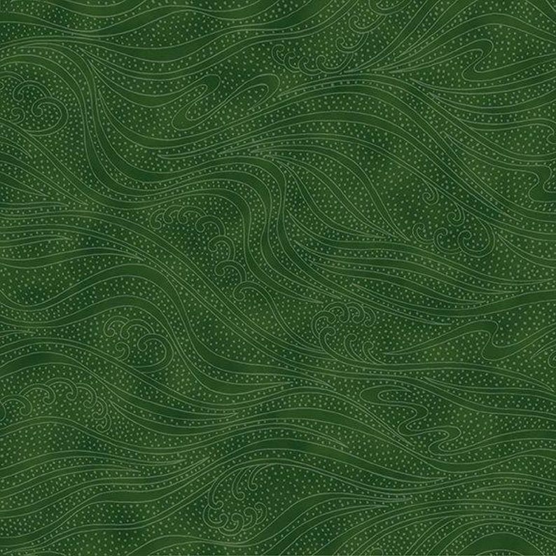 Puede incluir: Tela verde oscuro con un patr&oacute;n de olas fluidas. El dise&ntilde;o presenta l&iacute;neas arremolinadas y peque&ntilde;os acentos punteados, creando una apariencia texturizada. La est&eacute;tica general recuerda al agua o al viento.