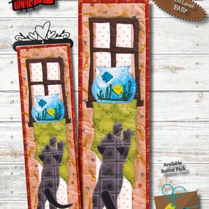 Könnte beinhalten: Stoffpaneel mit Katzendesign, betitelt "OSCAR THE CAT", misst 15 cm x 56 cm. Das Design umfasst ein Fenster, ein Fischglas und eine Katzensilhouette. Der Schwierigkeitsgrad ist mit "EASY" angegeben.