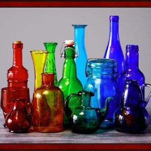 Pode incluir: Uma coleção de garrafas de vidro vintage em várias cores, incluindo vermelho, verde, azul e amarelo. As garrafas estão dispostas sobre uma superfície de madeira e têm diferentes formas e tamanhos.