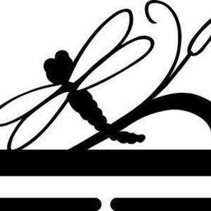 Könnte beinhalten: Schwarze Silhouette einer Libelle mit gekrümmten Flügeln, die auf einem Blattstängel sitzt, über einem schwarzen rechteckigen Schild.