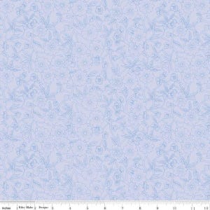 Puede incluir: Tela azul claro con un estampado floral. El diseño presenta delicadas flores y hojas en un tono azul más claro, creando un patrón sutil y repetitivo. La tela se mide en pulgadas.