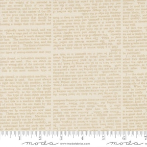 Könnte beinhalten: Cremefarbener Stoff mit aufgedrucktem Text, der Wörter und Zahlen im Vintage-Stil zeigt. Der Text ist in Spalten und Reihen angeordnet und erzeugt ein geschichtetes, gealtertes Aussehen. Der Stoff ist wahrscheinlich Baumwolle oder Leinen, geeignet zum Quilten oder Basteln.