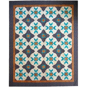 Könnte beinhalten: Eine Steppdecke mit einem geometrischen Muster in Braun-, Türkis- und Weißtönen. Die Steppdecke besteht aus sich wiederholenden Sternformen und Quadraten.