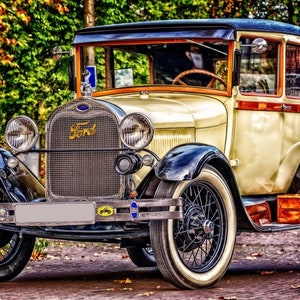 Pode incluir: Um carro Ford Modelo T vintage branco com para-lamas pretos e detalhes em madeira. O carro tem uma grelha preta com a palavra "Ford" em letras douradas. O carro está estacionado em uma estrada pavimentada com árvores ao fundo.