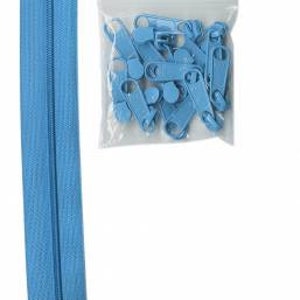 Può includere: Una cerniera lampo blu chiaro con un cursore in plastica. La cerniera lampo è in un sacchetto di plastica con un mucchio di tiretti per cerniera lampo blu chiaro.
