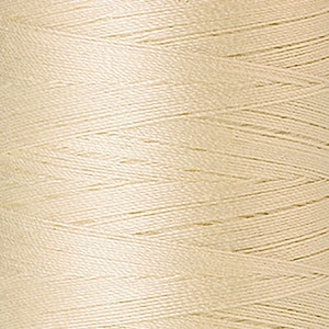 Puede incluir: Primer plano de un carrete de hilo de color crema.