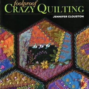 Puede incluir: Portada del libro "foolproof CRAZY QUILTING" de Jennifer Clouston. El fondo negro presenta bloques de edredón bordados y coloridos. El texto inferior dice "Visual Guide - 25 Stitch Maps 100+ Embroidery & Embellishment Stitches."