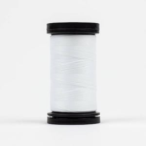 Puede incluir: Una bobina de hilo blanco en un contenedor de plástico negro.