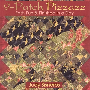 Peut inclure: Un livre intitulé 9-Patch Pizzazz: Fast, Fun & Finished in a Day par Judy Sisneros. La couverture présente un motif de courtepointe avec des carrés de tissu sombres affichant des grues dorées, des motifs géométriques et des fleurs rouges.