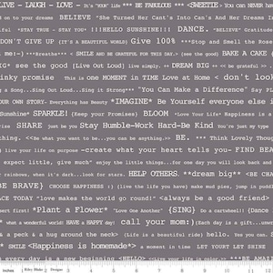 Op de afbeelding: Een witte stof met een herhalend patroon van inspirerende citaten en zinnen in zwarte tekst. De tekst bevat zinnen zoals "Leven, Lachen, Liefde", "Geloven", "Trouwe blijven", "Geef 100%", "Groot dromen", "Dankbaar zijn", "Bescheiden blijven", "Hard werken", "Vriendelijk zijn", "Anderen helpen", "Groot dromen", "Moedig zijn", "Geluk kiezen", "Liefde maakt de wereld rond", "Wees altijd een goede vriend", "Een bloem planten", "Van elkaar houden", "Zingen", "Je moeder bellen", "Geluk is zelfgemaakt", "Laat je licht schijnen", "Wees geweldig".