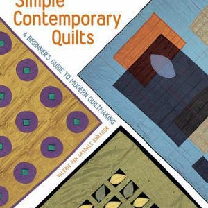 Op de afbeelding: Een boekomslag met de titel Simple Contemporary Quilts: A Beginner's Guide to Modern Quiltmaking door Valerie Van Arsdale Shrader. De omslag toont drie quiltontwerpen met geometrische patronen in geel, paars, blauw, oranje en groen.