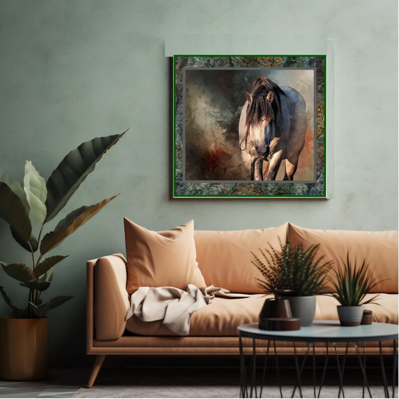 Puede incluir: Una impresi&oacute;n art&iacute;stica enmarcada que presenta un majestuoso caballo. La obra de arte muestra un caballo gris con una melena oscura, sobre un fondo de colores apagados. El marco es verde con un borde decorativo, a&ntilde;adiendo un toque de elegancia.
