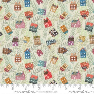 Könnte beinhalten: Stoff mit einem sich wiederholenden Muster aus bunten Häusern und Werbeanzeigen im Vintage-Stil. Die Häuser sind in verschiedenen Farben, darunter Blau, Rosa und Braun, vor einem cremefarbenen Hintergrund mit grünen Blättermustern. Der Stoff hat eine Vintage- und handwerkliche Ästhetik.
