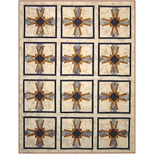 Puede incluir: Una colcha con un patrón geométrico de estrellas marrones, negras y grises sobre un fondo crema. La colcha está enmarcada con un borde marrón.