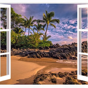 Pode incluir: Uma moldura de janela branca com vista para uma praia tropical com palmeiras, céu azul e nuvens brancas. A praia é arenosa com rochas e o oceano é azul com ondas brancas.