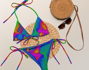 „Acid Fuzz Rainbow Bikini – Retro Glitch Beachwear“
