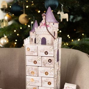 Der Turm wird auf einfache Weise zusammengesteckt ohne Kleber. Die Schachteln lassen sich leicht auffalten und bieten viel Platz für Kleinigkeiten. Ein origineller Adventskalender zum Selberbasteln und Befüllen, tolle Adventsidee 2024.