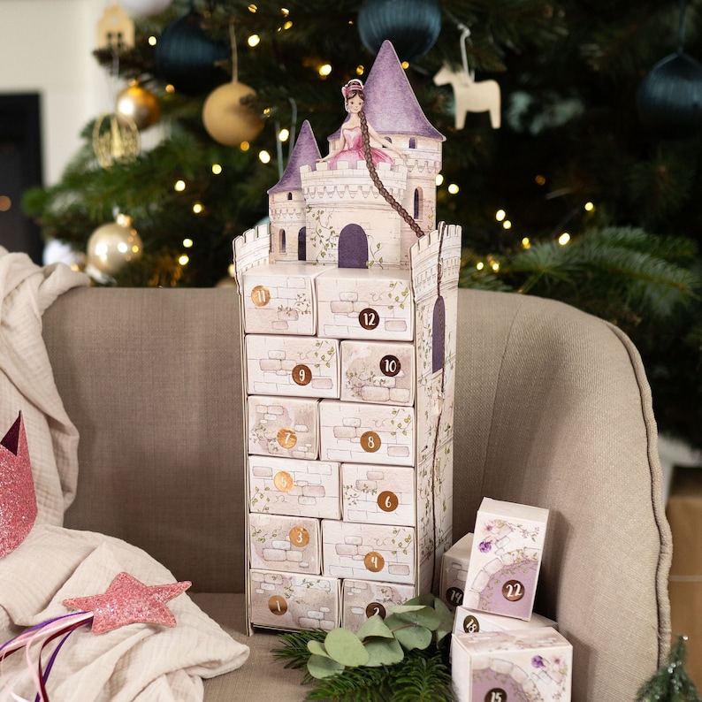 Der Turm wird auf einfache Weise zusammengesteckt ohne Kleber. Die Schachteln lassen sich leicht auffalten und bieten viel Platz für Kleinigkeiten. Ein origineller Adventskalender zum Selberbasteln und Befüllen, tolle Adventsidee 2024.