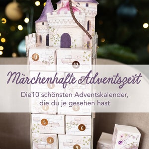 Der Weihnachtskalender steht aufgebaut auf einem Sofa. Der Turm wird auf einfache Weise zusammengesteckt ohne Kleber.  Ein toller Adventskalender zum Selberbasteln und Befüllen, originelle Adventsidee 2024.