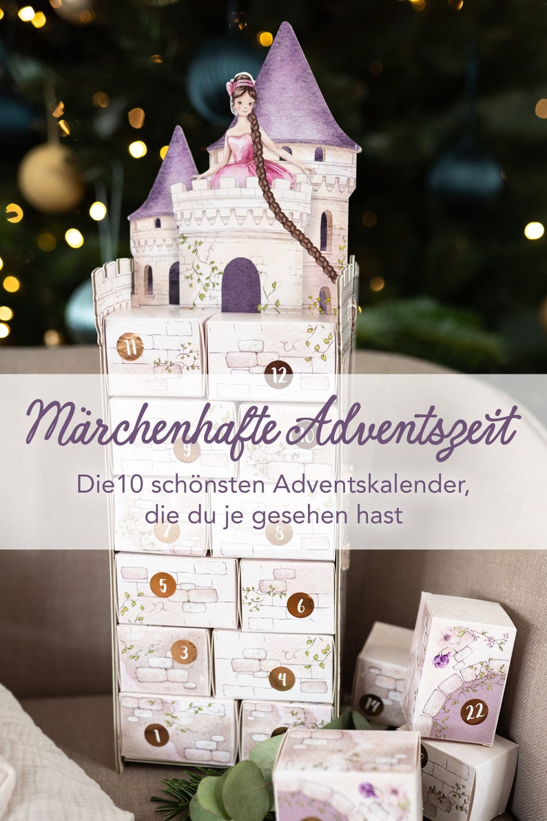 Der Weihnachtskalender steht aufgebaut auf einem Sofa. Der Turm wird auf einfache Weise zusammengesteckt ohne Kleber.  Ein toller Adventskalender zum Selberbasteln und Befüllen, originelle Adventsidee 2024.