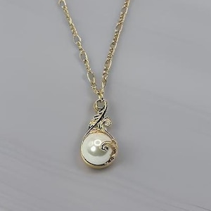 White Pearl Shell Necklace - hawaiian necklace - pearl shell necklace - hawaii necklace