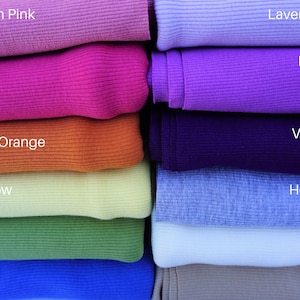 Könnte beinhalten: Ein Stapel farbiger Stoffmuster in verschiedenen Farbtönen. Zu den Farben gehören Bubblegum Pink, Hot Pink, Tangerine Orange, Butter Yellow, Kiwi Green, Royal Blue, Lavender Purple, Lilac Purple, Violet Purple, Heather Gray, Ivory und Taupe.