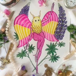Rosy Maple Mothman Gemälde, Original Aquarell Gemälde, Cryptid Home Decor, Kryptozoologie Kunst, Cottagecore Art, rosa und gelbe Mottenkunst