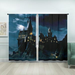Könnte beinhalten: Vorhänge mit einer nächtlichen Schlossszene unter einem dunkelblauen Himmel mit Vollmond und Sternen. Das Schloss ist mit warmgelben Lichtern beleuchtet. Die Vorhänge hängen vor einem Fenster.