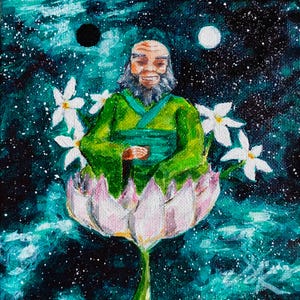 以下が含まれることがあります： アクリル絵の具で描かれた絵画。緑色のガウンを着た穏やかな人物が、ピンク色の蓮の花の中に座っています。白い花と天体が、暗いティールと黒の背景に散りばめられ、神秘的なシーンを作り出しています。