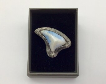 Brooch in Porcelain and pewter