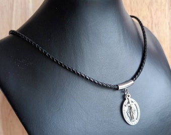 Medalla Milagrosa / Collar fino de cuero trenzado con medalla de santo y crucifijo