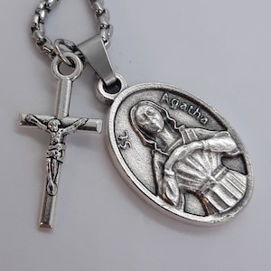 Collier Sainte Agathe. Chaîne de boîte en acier inoxydable avec médaille de saint et crucifix.  Patron du cancer du sein