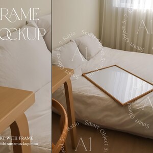 Puede incluir: Una maqueta de marco de madera en una cama blanca con almohadas blancas. El marco está colocado en la cama y está vacío. El texto "FRAME MOCKUP" está en el lado izquierdo de la imagen.