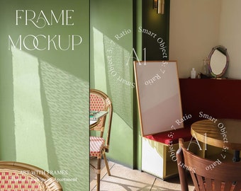 Può includere: Un muro verde chiaro con un mockup di cornice bianca. La cornice è appesa al muro sopra un divano rosso. C'è un tavolo con un piano in legno e una sedia con una seduta intrecciata davanti al divano.