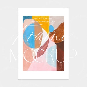 Op de afbeelding: Abstracte kunstprint met een witte lijst. De print heeft een kleurrijk geometrisch ontwerp met tinten blauw, roze, geel, bruin en oranje.
