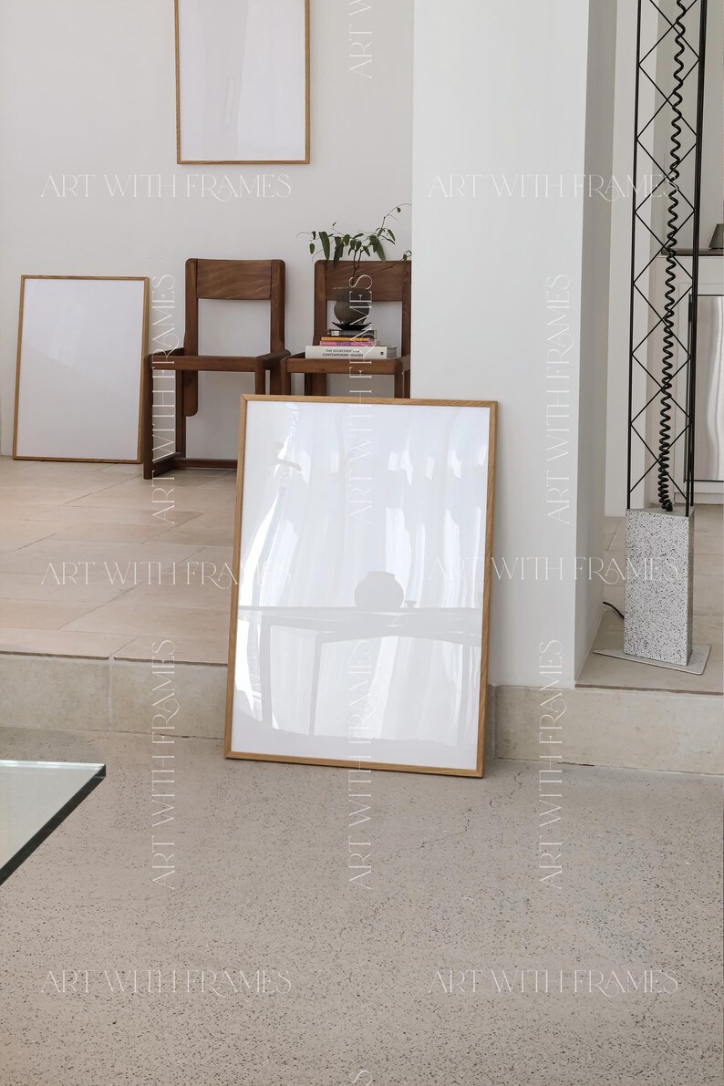 Pu&ograve; includere: Una stampa d'arte astratta bianca in una cornice dorata, appesa a un muro bianco. La stampa &egrave; di un vaso bianco con un fiore bianco su un tavolo bianco.