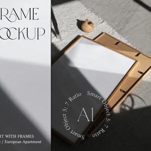 Peut inclure: Une maquette de cadre en bois avec un fond blanc. Le cadre est posé sur une surface gris clair avec un tapis blanc et un petit objet en céramique. Le texte "FRAME MOCKUP" est en haut de l'image. Le texte "ART WITH FRAMES" et "Theme / European Apartment" est en bas de l'image. Le texte "Object 5: 7 Ratio" et "Smart Object 5: 7 Ratio" est sur le cadre. Le texte "A1" est au centre du cadre.