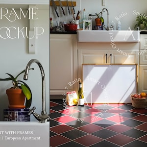 Pode incluir: Uma maquete de moldura branca em um ambiente de cozinha. A moldura está sobre um piso de ladrilhos vermelhos e pretos. Uma garrafa de vinho e uma sacola de mantimentos estão em primeiro plano. O texto "FRAME MOCKUP" está no lado esquerdo da imagem. O texto "ART WITH FRAMES Theme / European Apartment" está na parte inferior da imagem.