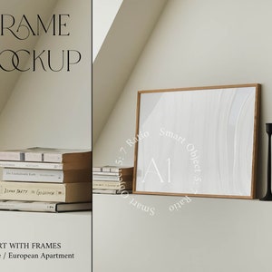 Könnte beinhalten: Ein gerahmter Druck mit einem weißen abstrakten Design hängt an einer weißen Wand über einem Regal mit einem Stapel Bücher und zwei schwarzen Kerzenhaltern. Der Rahmen ist in hellem Holzton gehalten. Der Text "Art with Frames" und "Theme / European Apartment" befindet sich unter dem Regal.