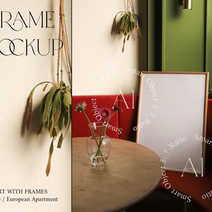 Puede incluir: Una maqueta de marco de madera con fondo blanco, colgada en una pared en un ambiente de apartamento europeo. El marco está sobre una mesa con un jarrón de flores rosas y un sofá rojo en el fondo.