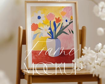 Maqueta de marco sobre silla, relación de aspecto 3x4, marco de madera fino con flores, luz natural, PSD Photoshop, Photopea, exhibición de ilustraciones de póster impreso